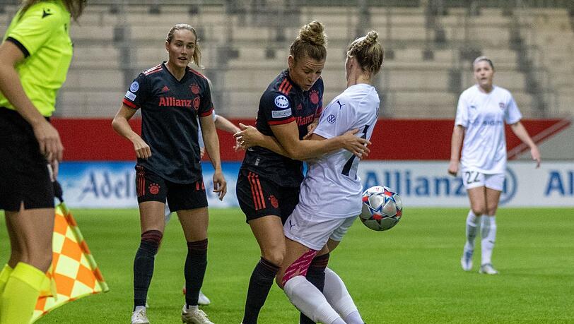 Hartes Stück Arbeit: Die Frauen des FC Bayern um Lohmann (l.) und Dallmann setzen sich in der Champions League gegen Rosengard durch.