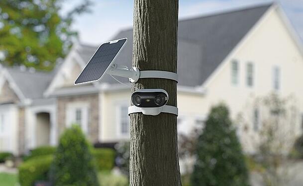 Argus 4 Pro bietet flexible Montagemöglichkeiten. Sogar die Installation an einem Baum ist möglich.