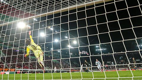 Der Ball schl&auml;gt nach dem Schuss von Alexis Claude-Maurice hoch im Berliner Tor ein.