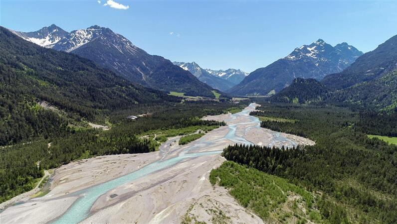 Eine Etappe des Lechradwegs führt auch entlang der breiten Lech-Kiesbänke im Tiroler Lechtal. Eine Etappe des Lechradwegs führt auch entlang der breiten Lech-Kiesbänke im Tiroler Lechtal.