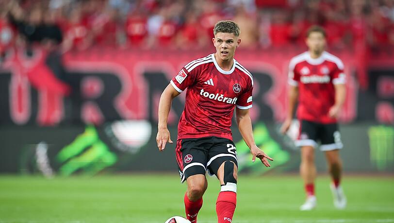 Nutzt die Länderspielpause für eine Knie-OP: Nürnberg-Profi Finn Becker. (Archivbild) Nutzt die Länderspielpause für eine Knie-OP: Nürnberg-Profi Finn Becker. (Archivbild)