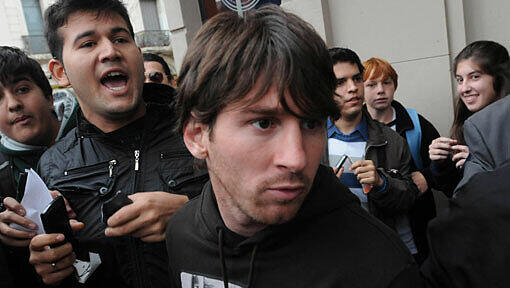 Lionel Messi beim Verlassen des Restaurants in Rosario. Lionel Messi beim Verlassen des Restaurants in Rosario.