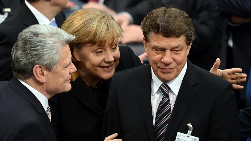 Inmitten der großen Politik: Hertha-Trainer Otto Rehhagel mit Joachim Gauck (l.) und Kanzlerin Angela Merkel. Inmitten der großen Politik: Hertha-Trainer Otto Rehhagel mit Joachim Gauck (l.) und Kanzlerin Angela Merkel.