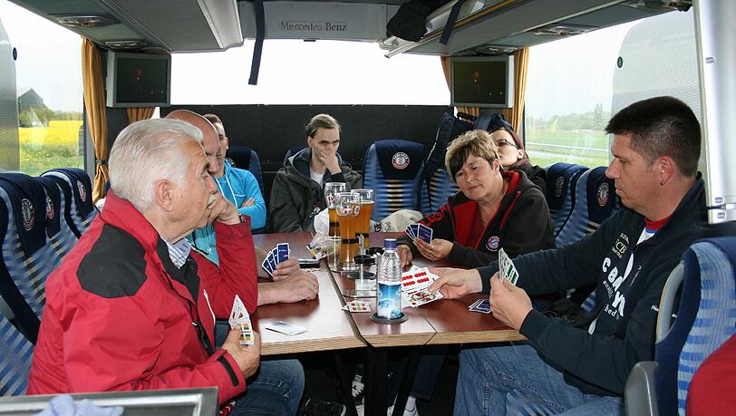 Und auch eine Runde Schafkopf darf bei so einem bayerischen Ausflug natürlich nicht fehlen Und auch eine Runde Schafkopf darf bei so einem bayerischen Ausflug natürlich nicht fehlen