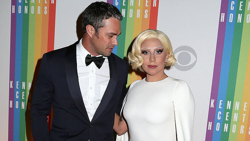Taylor Kinney und Lady Gaga, hier zusammen auf einem Event im Dezember 2014, haben sich verlobt! Taylor Kinney und Lady Gaga, hier zusammen auf einem Event im Dezember 2014, haben sich verlobt!