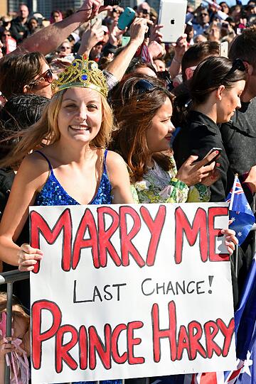 Prinz Harry wird in Australien von seinen royalen Fans wärmstens verabschiedet. Die Bilder.