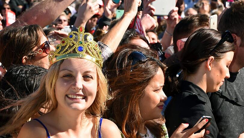 Prinz Harry wird in Australien von seinen royalen Fans wärmstens verabschiedet. Die Bilder. Prinz Harry wird in Australien von seinen royalen Fans wärmstens verabschiedet. Die Bilder.