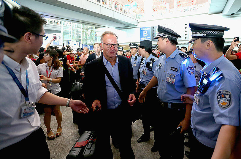 Der FC Bayern ist am Freitag in Peking gelandet und wurde von rund 1000 Fans schon am Flughafen frenetisch gefeiert. Die Bilder von der Ankunft.