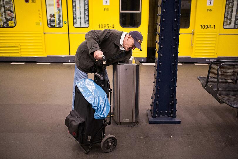 Vielen Senioren bleibt nichts anderes übrig als ihre Rente mit Flaschensammeln aufzubessern.