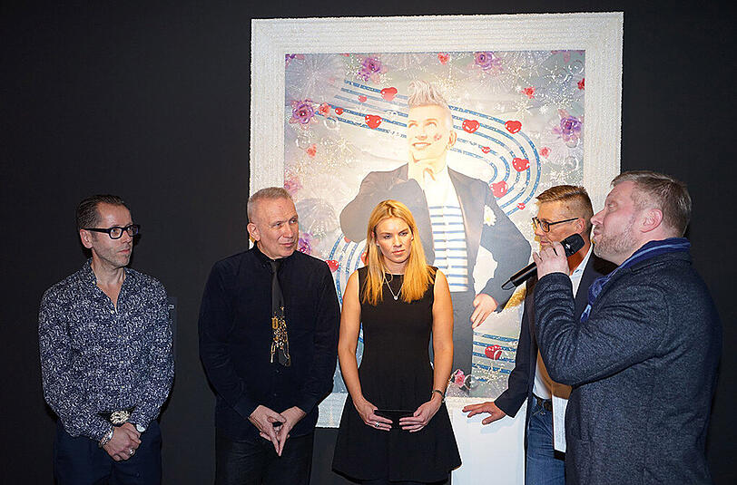 Der französische Star Designer Jean Paul Gaultier war am Dienstag zu Besuch in München. Er überreichte der Münchner Aids-Hilfe einen Scheck über 100.000 Dollar.