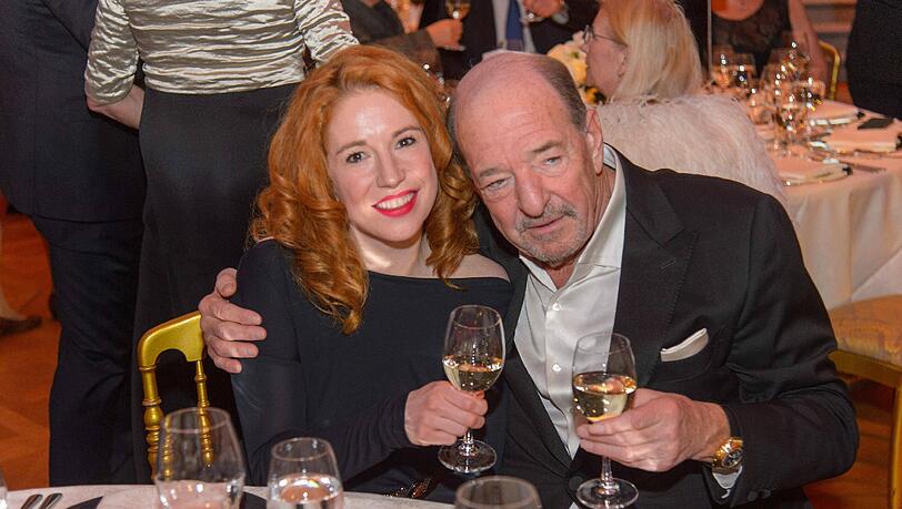 Ein Bild sagt mehr als Worte: Ralph Siegel mit seiner Freundin Laura Käfer in der Wiener Hofburg. Ein Bild sagt mehr als Worte: Ralph Siegel mit seiner Freundin Laura Käfer in der Wiener Hofburg.
