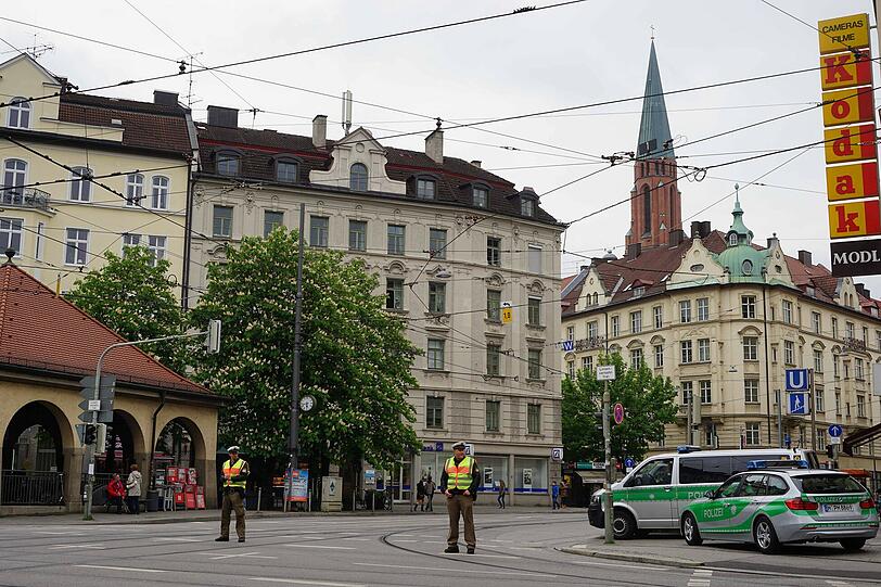 Demonstranten und Gegendemonstranten am Wiener Platz.