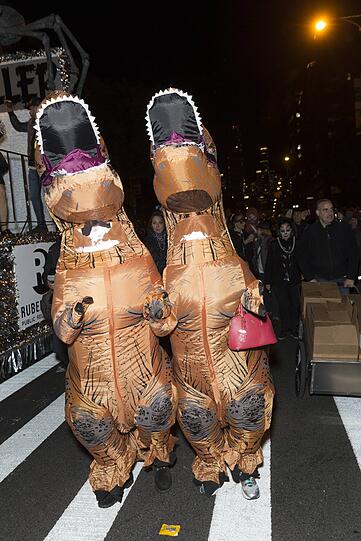 Terror-Angst? Von wegen! Die New Yorker feierten nicht nur Halloween, sondern zeigten damit gleichzeitig den Terroristen die kalte Schulter.