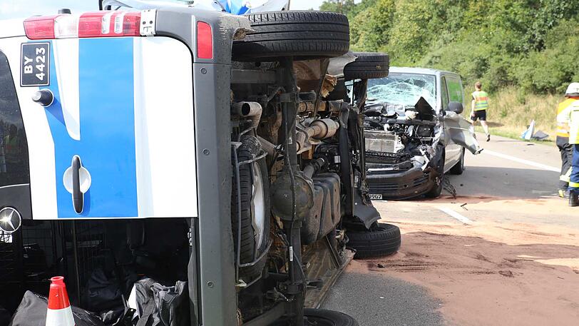 Der Polizei-Transpoter der Bayerischen Bereitschaftspolizei.