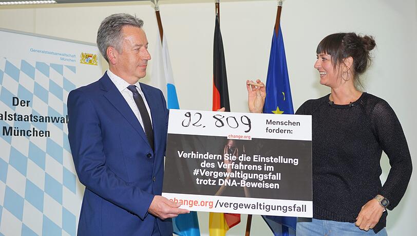 Nina Fuchs übergibt dem ständigen Vertreter des Generalbundesanwalts Thomas Weidt die Petition. Nina Fuchs übergibt dem ständigen Vertreter des Generalbundesanwalts Thomas Weidt die Petition.