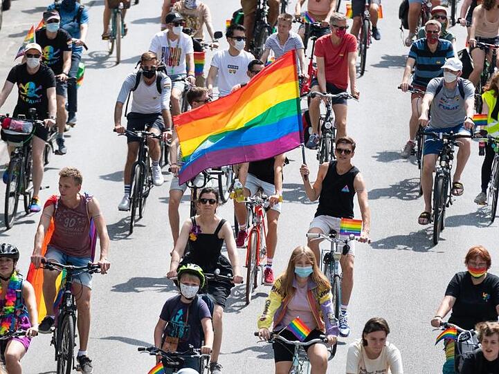 Flagge zeigen: die CSD-Fahrraddemo in Hamburg.