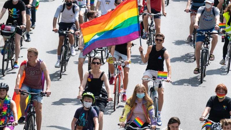 Flagge zeigen: die CSD-Fahrraddemo in Hamburg. Flagge zeigen: die CSD-Fahrraddemo in Hamburg.
