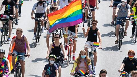 Flagge zeigen: die CSD-Fahrraddemo in Hamburg.