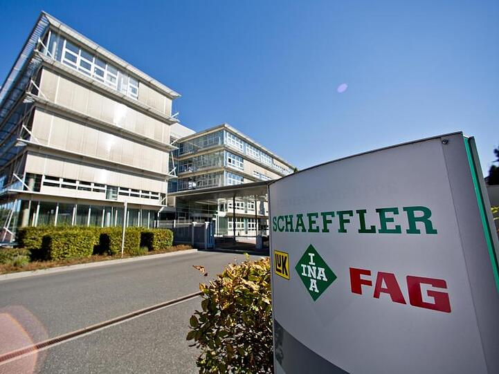 Blick auf den Eingang des Hauptsitzes der Schaeffler AG. Foto: Daniel Karmann/dpa