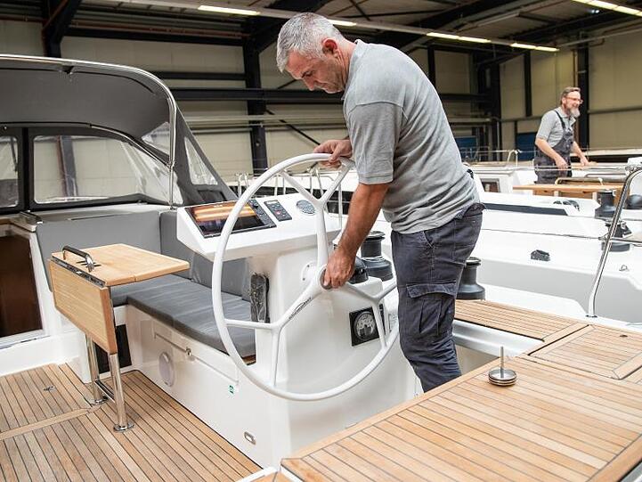 Beim Yachtbauer Bavaria wird an Booten gearbeitet. Foto: Daniel Karmann/Archiv
