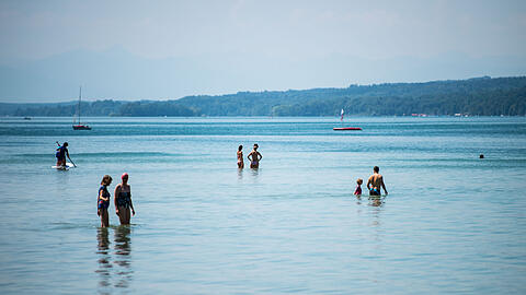 Badegäste kühlen sich im Starnberger See ab. Wer einige Grundregeln beachtet, kann das gefahrlos tun. (Archiv)