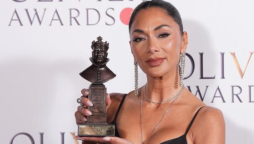 Stolze Gewinnerin: Nicole Scherzinger mit dem Olivier-Award. Stolze Gewinnerin: Nicole Scherzinger mit dem Olivier-Award.