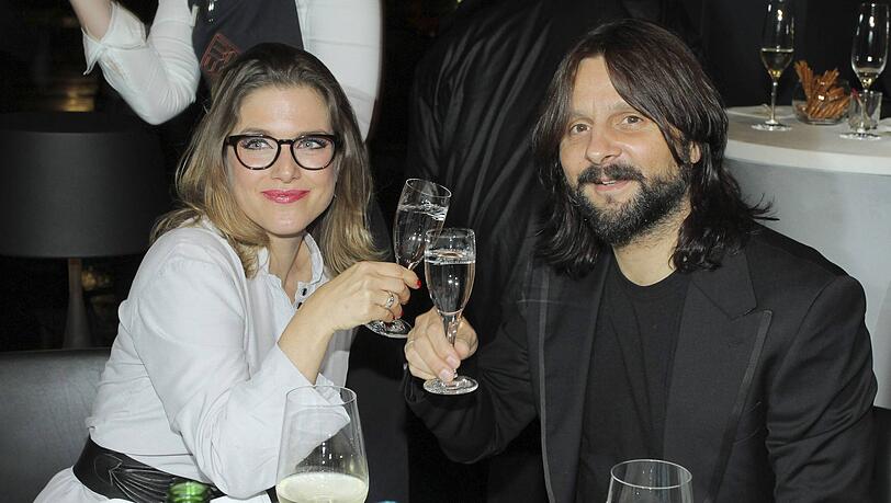 Jeanette Biedermann und Jörg Weisselberg waren als Musiker und seit 2012 als Eheleute miteinander verbunden. Jeanette Biedermann und Jörg Weisselberg waren als Musiker und seit 2012 als Eheleute miteinander verbunden.