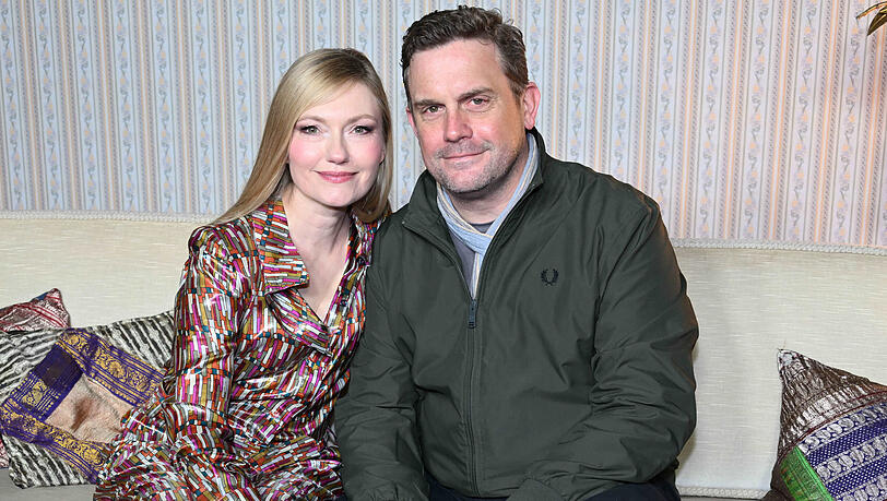 Johanna Christine Gehlen und Sebastian Bezzel haben zu Weihnachten ein volles Haus.