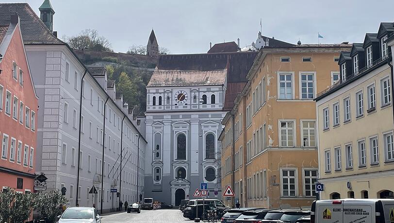 Das Polizeigeb&auml;ude in der Neustadt in Landshut, die nahe der Altstadt samt Martinskirche liegt. Auf der Burg Traunsitz wurde der Drohnenpilot dann entdeckt.