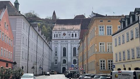 Das Polizeigeb&auml;ude in der Neustadt in Landshut, die nahe der Altstadt samt Martinskirche liegt. Auf der Burg Traunsitz wurde der Drohnenpilot dann entdeckt.