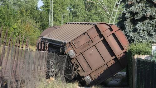 Einer der verunglückten Waggons - er war auf einen Weg gekippt. Einer der verunglückten Waggons - er war auf einen Weg gekippt.