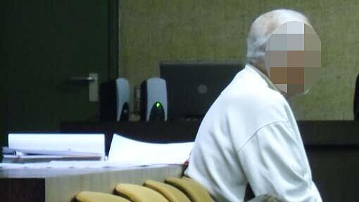 Ein 59-jähriger Wirt (59) verkauft in seiner Bar Drogen – mit Hilfe ausgeklügelter Codes. Das Gramm Kokain kostet bei Angeklagten 75 Euro. Ein 59-jähriger Wirt (59) verkauft in seiner Bar Drogen – mit Hilfe ausgeklügelter Codes. Das Gramm Kokain kostet bei Angeklagten 75 Euro.