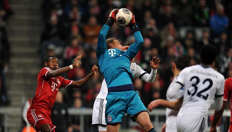 MANUEL NEUER NOTE 2
Kämpfte lange vor allem gegen die Kälte, war dann aber sofort da, als Schalke zum Ende der ersten Halbzeit endlich aufwachte. Weltklasse-Parade bei Matips Kopfball. Kassierte dann aber trotzdem sein erstes Gegentor gegen Schalke.