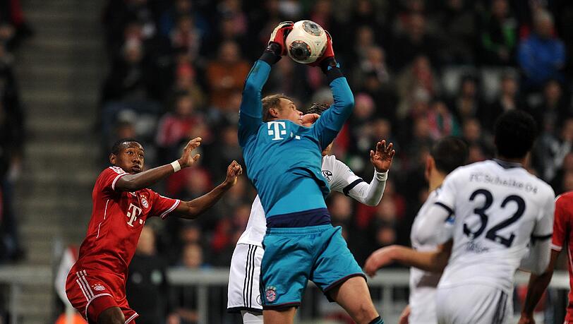 MANUEL NEUER NOTE 2
Kämpfte lange vor allem gegen die Kälte, war dann aber sofort da, als Schalke zum Ende der ersten Halbzeit endlich aufwachte. Weltklasse-Parade bei Matips Kopfball. Kassierte dann aber trotzdem sein erstes Gegentor gegen Schalke. MANUEL NEUER NOTE 2
Kämpfte lange vor allem gegen die Kälte, war dann aber sofort da, als Schalke zum Ende der ersten Halbzeit endlich aufwachte. Weltklasse-Parade bei Matips Kopfball. Kassierte dann aber trotzdem sein erstes Gegentor gegen Schalke.