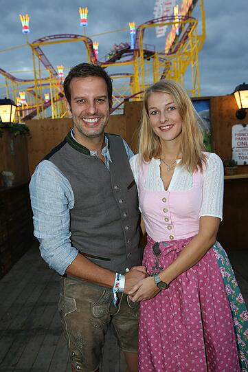 "Sturm der Liebe"-Star Florian Stadler mit Freundin Martina Auer im Fisch-Bäda Wiesnstadl bei Hummavaria
