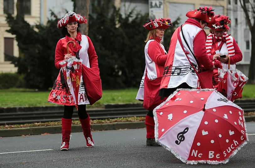 Der Rosenmontagszug in Köln findet statt -allerdings sollen anders als sonst keine Pferde mitlaufen. Auch große Figuren, Schilder und Fahnen sind diesmal nicht zugelassen.