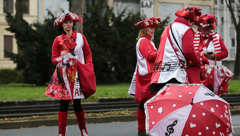 Der Rosenmontagszug in Köln findet statt -allerdings sollen anders als sonst keine Pferde mitlaufen. Auch große Figuren, Schilder und Fahnen sind diesmal nicht zugelassen. Der Rosenmontagszug in Köln findet statt -allerdings sollen anders als sonst keine Pferde mitlaufen. Auch große Figuren, Schilder und Fahnen sind diesmal nicht zugelassen.