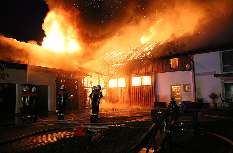 Ein Feuer hat die Lagerhalle komplett vernichtet. Die Bilder.