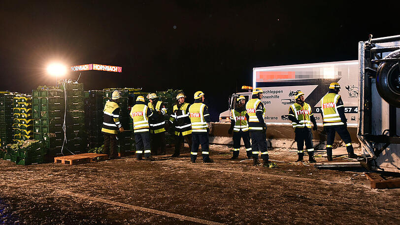 Die Feuerwehr musste den Fahrer aus der Kabine befreien, er wurde in eine Klinik gebracht.