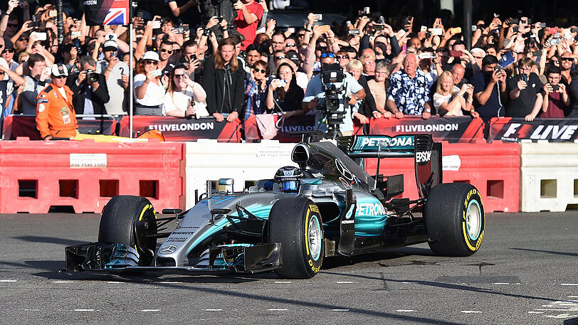 Der Finne Valtteri Bottas vom Team Mercedes AMG Petronas Motorsport fährt am Trafalgar Square in London (Großbritannien) während des F1 Live Events mit seinem Rennwagen.