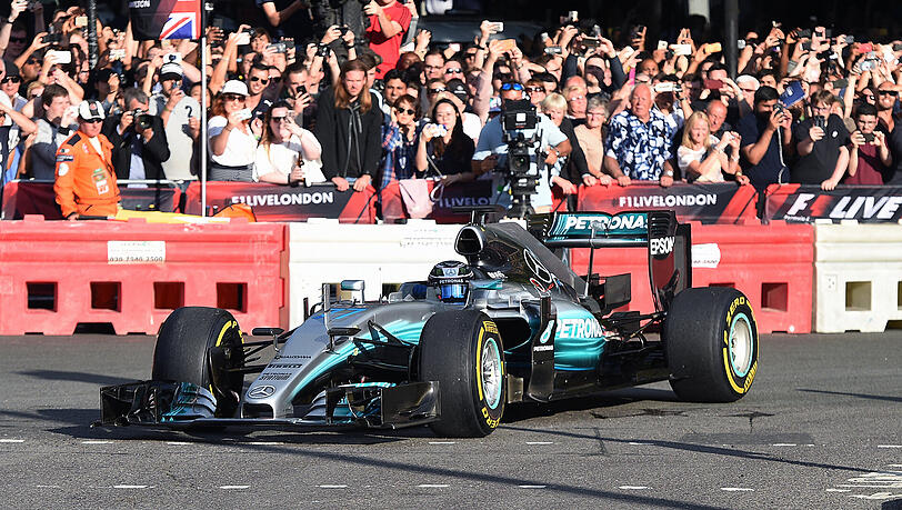 Der Finne Valtteri Bottas vom Team Mercedes AMG Petronas Motorsport fährt am Trafalgar Square in London (Großbritannien) während des F1 Live Events mit seinem Rennwagen.