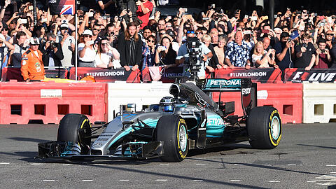 Der Finne Valtteri Bottas vom Team Mercedes AMG Petronas Motorsport fährt am Trafalgar Square in London (Großbritannien) während des F1 Live Events mit seinem Rennwagen.