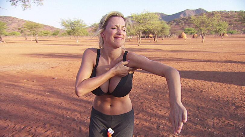 Morgentoilette in der Wüste: Jordan Carver wäscht sich ohne Wasser. Eine spezielle Waschflüssigkeit macht es möglich. Nur was genau ist da eigentlich drin?