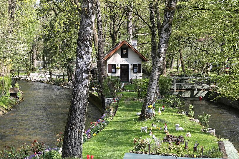Das alte Schleusenhäuschen, eingezwickt zwischen Würm und Pasing-Nymphenburger Kanal.