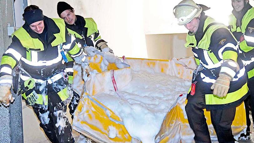 Bilder vom Feuerwehreinsatz in der Schwabinger Hesseloherstraße. Hier geriet Dämmmaterial in Brand, die Einsatzkräfte waren stundenlang im Einsatz.