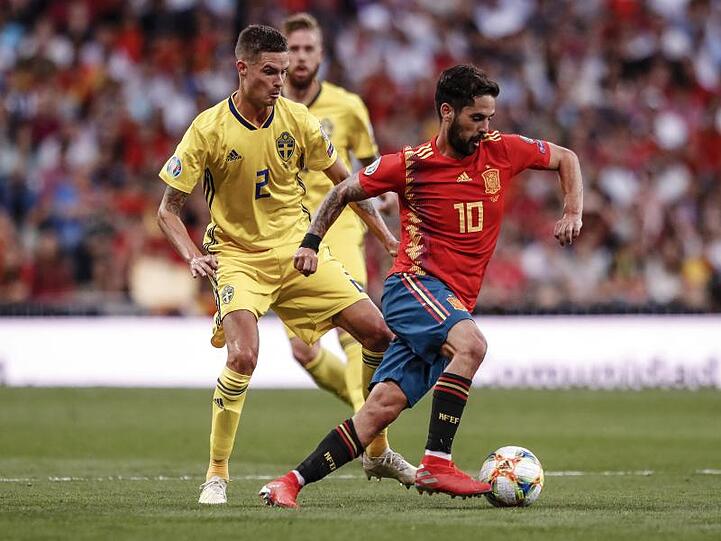 Spaniens Isco (r) führt den Ball gegen Schwedens Mikael Lustig.