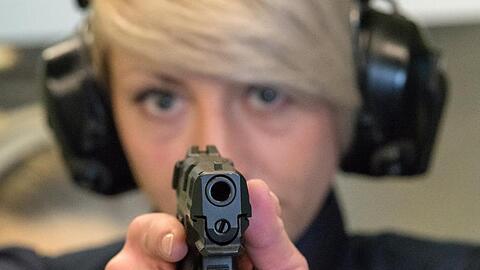 Eine Polizistin hält in einer Schießanlage die zukünftige Dienstwaffe für die bayerische Polizei in den Händen. Foto: Peter Kneffel/Archiv
