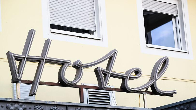 Ein Schriftzug hängt am Eingang eines Hotels.