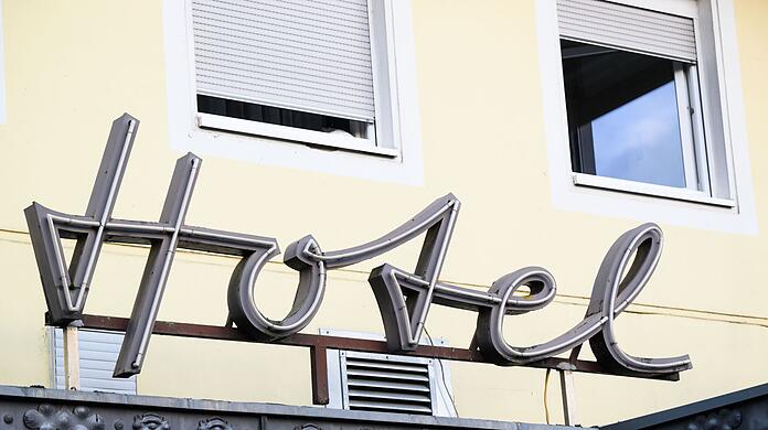 Ein Schriftzug hängt am Eingang eines Hotels.
