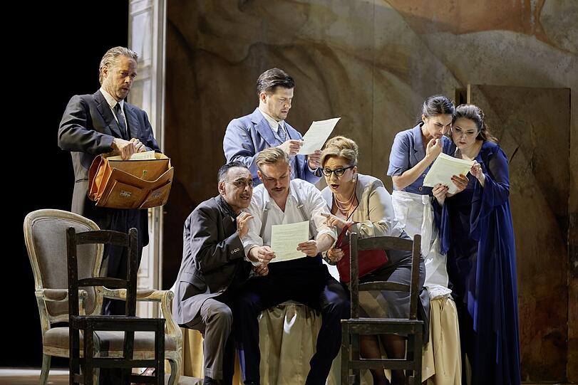 Was du bist, bist du nur durch Verträge: Reinhard Mayr (Don Bartolo, von links), Juan Carlos Falcón (Don Basilio), Ludwig Mittelhammer (Almaviva), Levente Páll (Figaro), Anna Agathonos (Marcellina),Sophie Mitterhuber (Susanna), Ana Maria Labin (Gräfin) in "Le nozze di Figaro" im Gärtnerplatztheater.